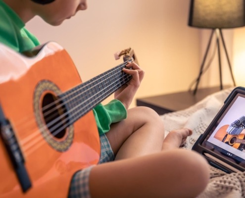 aprender a tocar la guitarra española