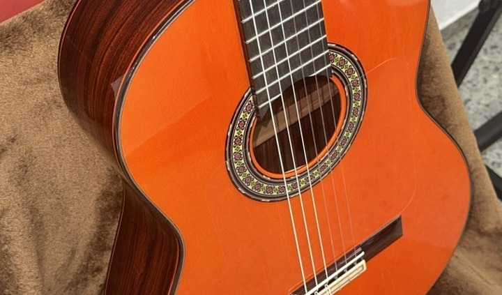 acción y el ajuste en una guitarra flamenca