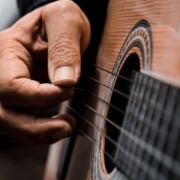cómo afecta el calor a una guitarra española