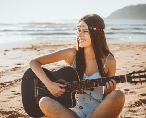 guitarra y playa