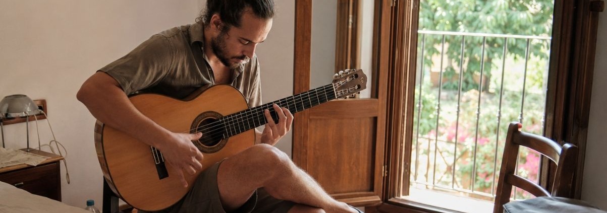 tocar guitarra en vacaciones