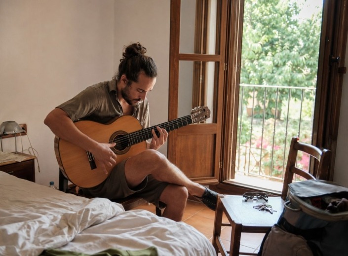 tocar guitarra en vacaciones