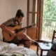 tocar guitarra en vacaciones