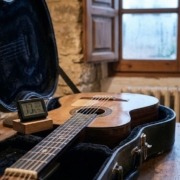 humedad en la guitarra